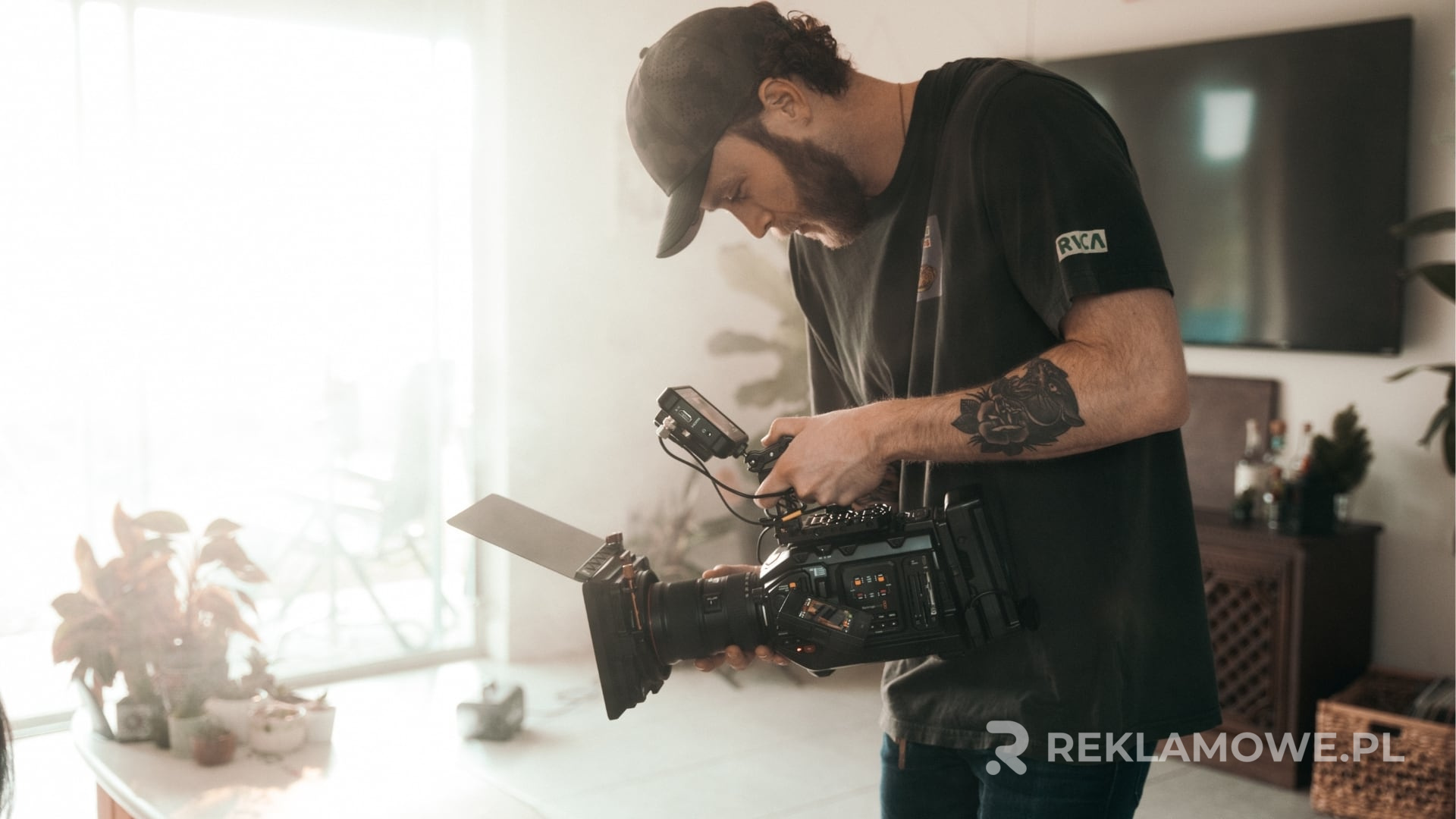 Czapka reklamowa na tle analizy finansowej