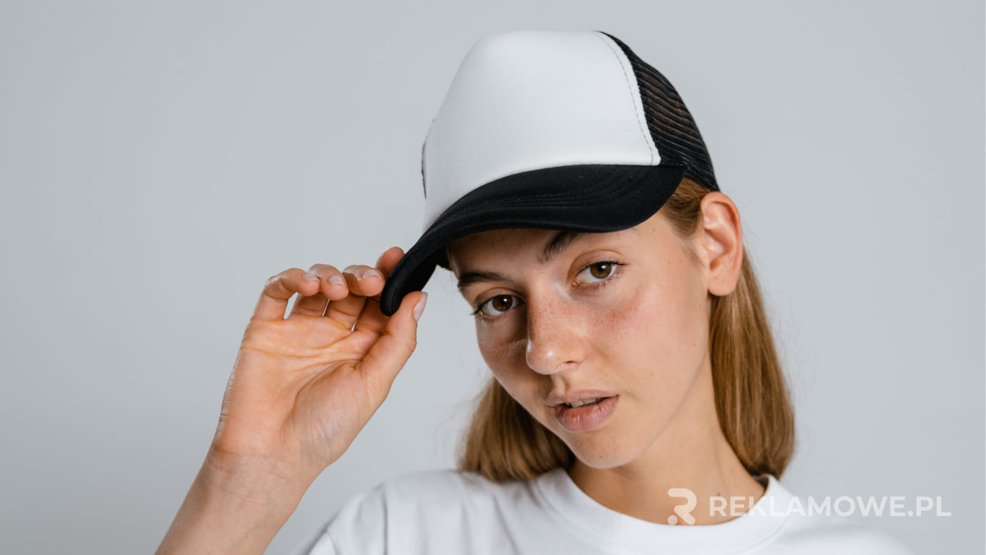 Czapka reklamowa na stole