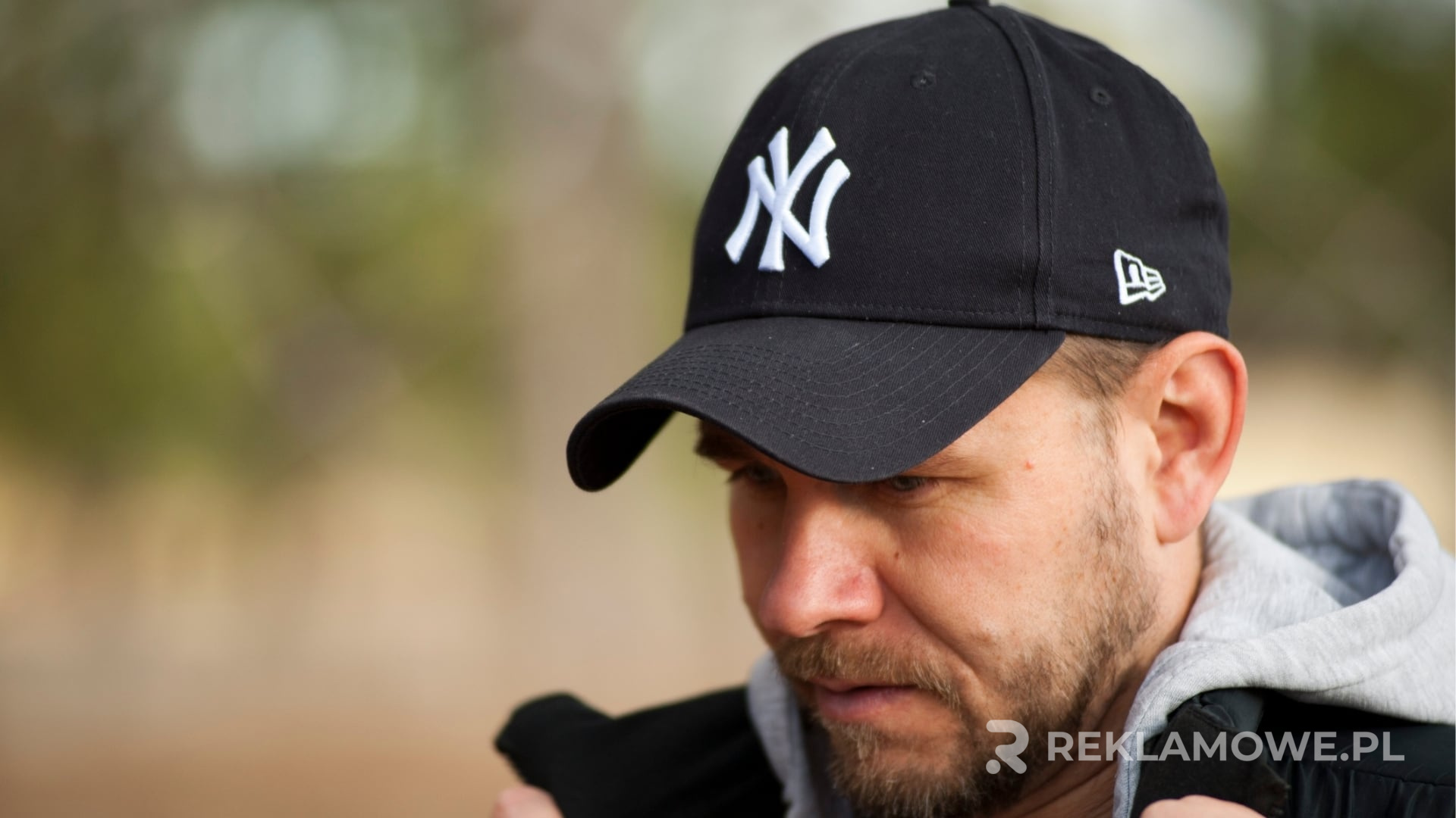 Czapka reklamowa na głowie osoby