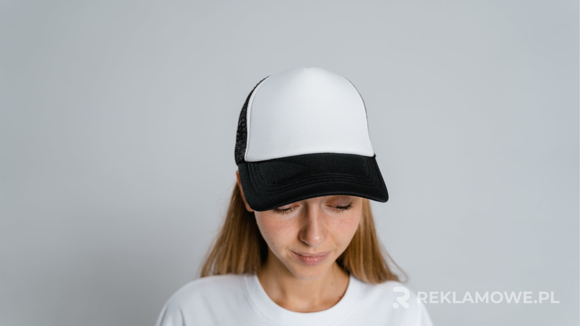 Czapka reklamowa używana w kampanii non-profit