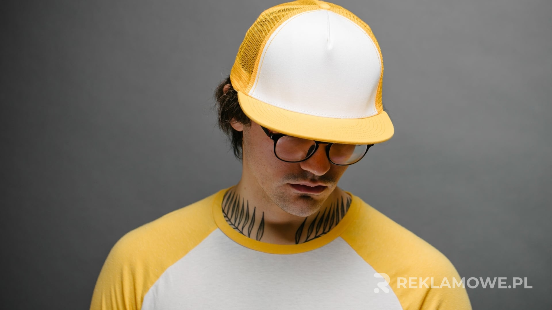 Nowoczesna czapka reklamowa z zintegrowanymi technologiami