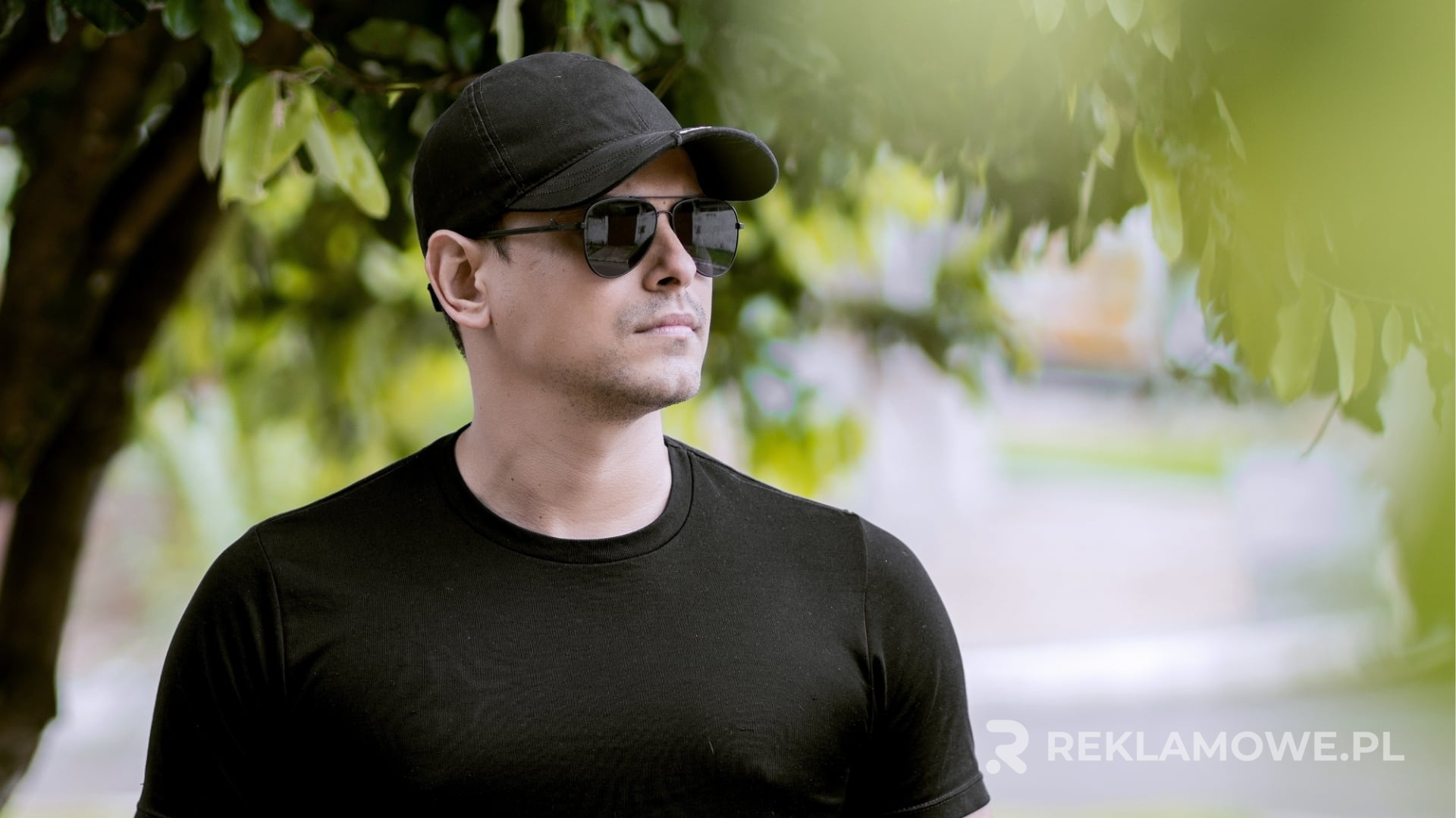 Personalizowane czapki reklamowe na przykładowych modelach