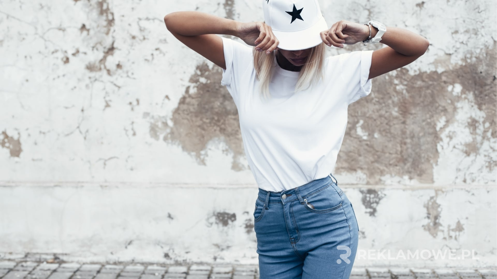 Logo na czapce reklamowej