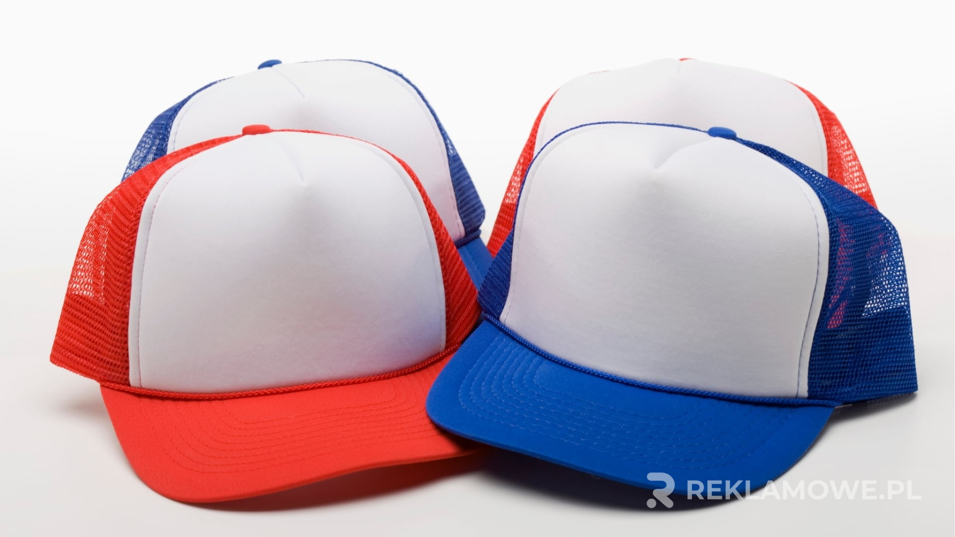 Czapka reklamowa na biurku z narzędziami do projektowania