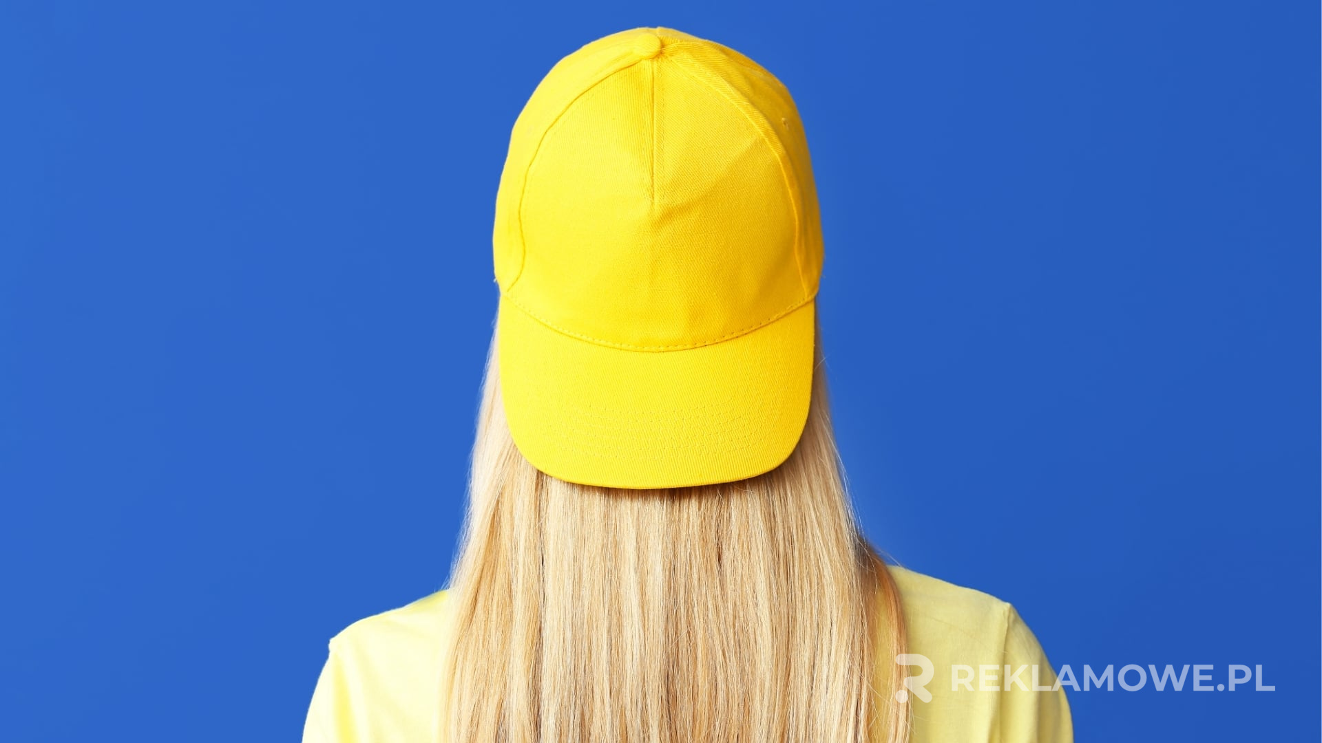 Kolorowe czapki reklamowe reprezentujące identyfikację wizualną firmy